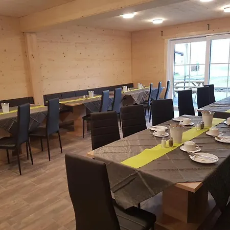 Gaestehaus Am Hahnenkamm Apartahotel Reutte